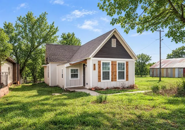 Photo 2 of Single family home for sale at 411 W Springer Ave, Guthrie, OK 73044 | MLS# 1247953 | Listing updated on 2026-09-06