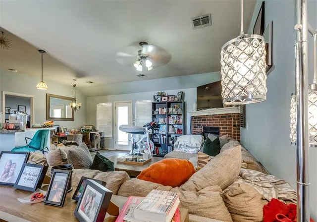 Photo 3 of Sale Pending at 516 S Castle Ridge Ln, Mustang, OK 73064 | MLS# 1247973 | Listing updated on 2026-09-21