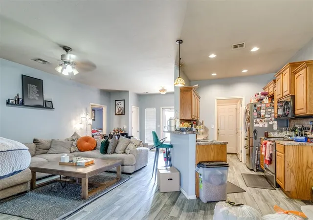 Photo 4 of Sale Pending at 516 S Castle Ridge Ln, Mustang, OK 73064 | MLS# 1247973 | Listing updated on 2026-09-21