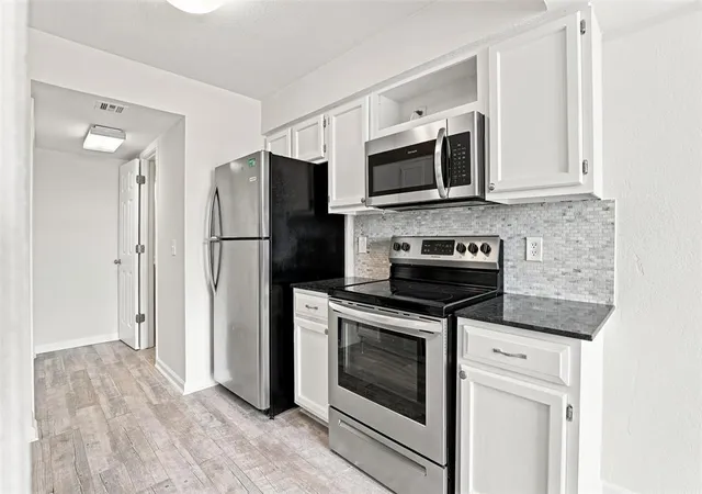 Listing Photo 5 - Condo for sale in building located at 11423 Springhollow Rd, Oklahoma City, OK 73120 - Unit #1204