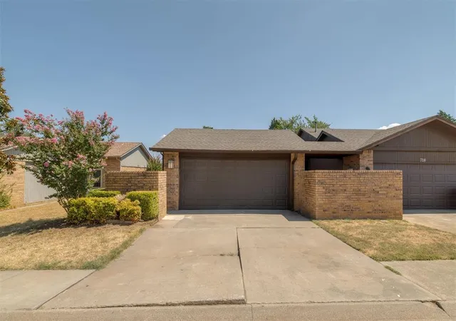 Photo 1 of Sale Pending at 716 Stonecroft Cir, Edmond, OK 73034 | MLS# 1248072 | Listing updated on 2026-09-14