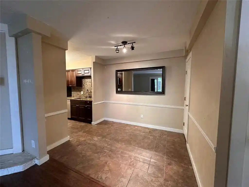 Listing Photo 2 - Condo for sale in 6028 NW Expy St located at 6028 NW Expy St, Oklahoma, OK 73132 - Unit 6028 NW Expressway St