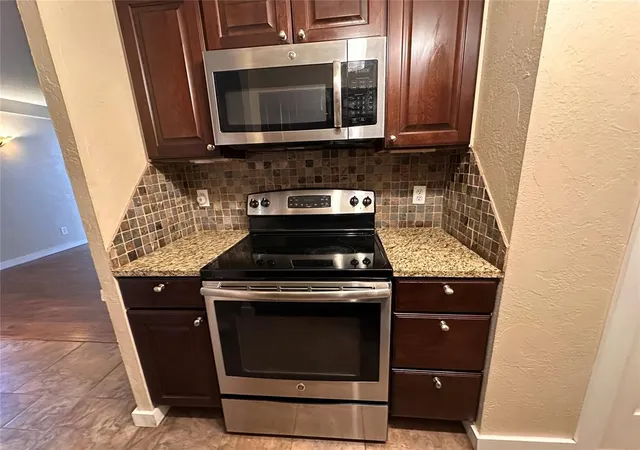 Listing Photo 4 - Condo for sale in building located at 6028 NW Expy St, Oklahoma, OK 73132 - Unit #A