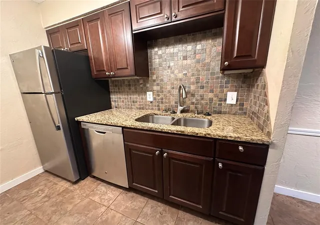 Listing Photo 5 - Condo for sale in building located at 6028 NW Expy St, Oklahoma, OK 73132 - Unit #A