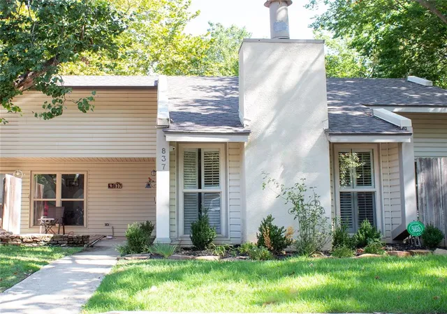 Condo for sale at 837 Cardinal Crk Blvd, Norman, OK 73072 | MLS# 1248105