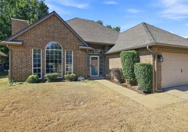 Photo 4 of Single family home for sale at 1124 Providence Ct, Edmond, OK 73003 | MLS# 1248111 | Listing updated on 2026-09-13