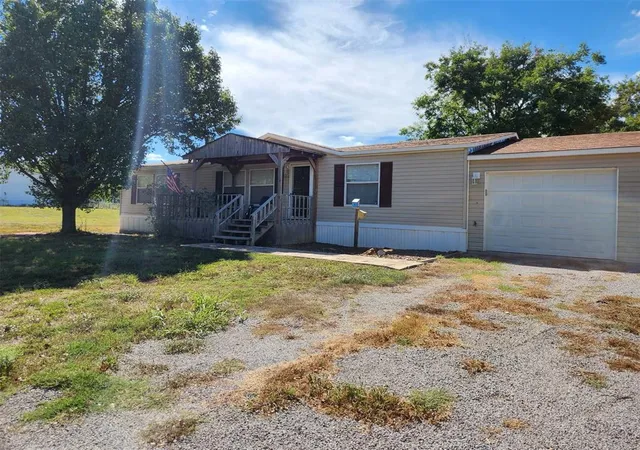 Photo 2 of Single family home for sale at 102 Castle Rock Ln, Shawnee, OK 74804 | MLS# 1248119 | Listing updated on 2026-10-12