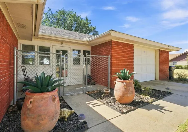 Photo 3 of Single family home for sale at 20425 E County Rd 1567, Altus, OK 73521 | MLS# 1248171 | Listing updated on 2026-10-05