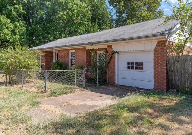 Photo 1 of Single family home for sale at 1923 W Louisiana Ave, Chickasha, OK 73018 | MLS# 1248191 | Listing updated on 2026-10-06
