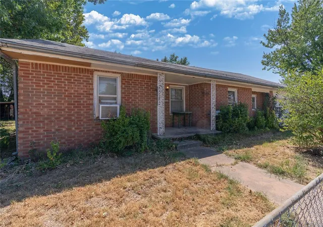 Photo 2 of Single family home for sale at 1923 W Louisiana Ave, Chickasha, OK 73018 | MLS# 1248191 | Listing updated on 2026-10-06