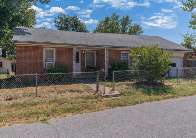 Photo 3 of Single family home for sale at 1923 W Louisiana Ave, Chickasha, OK 73018 | MLS# 1248191 | Listing updated on 2026-10-06