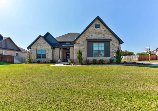 Photo 1 of Single family home for sale at 10121 Oakwood Dr, Edmond, OK 73025 | MLS# 1248252 | Listing updated on 2026-09-30