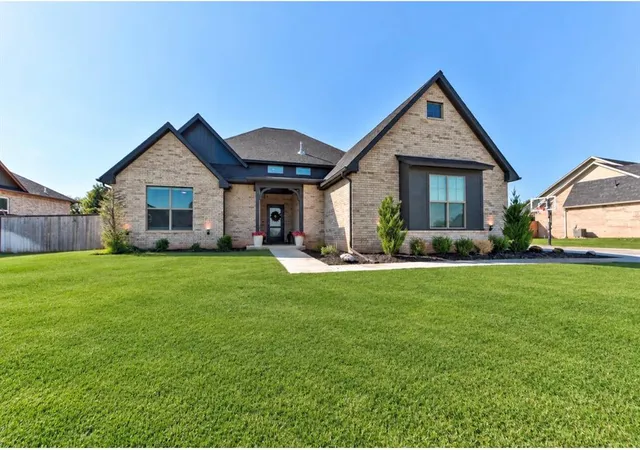 Photo 3 of Single family home for sale at 10121 Oakwood Dr, Edmond, OK 73025 | MLS# 1248252 | Listing updated on 2026-09-30