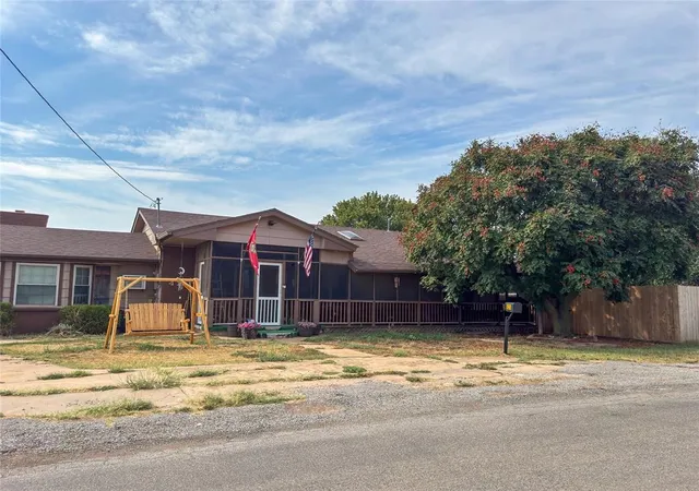 Photo 2 of Single family home for sale at 420 W 8th Street, Cordell, OK 73632 | MLS# 1248309 | Listing updated on 2026-10-06