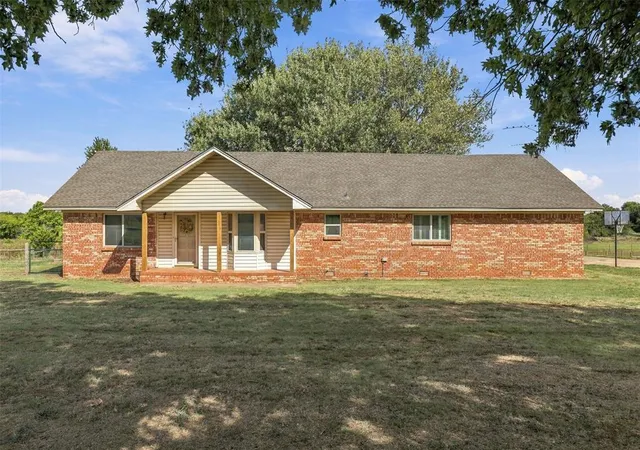 Single family home for sale at 14031 N County Rd 3010, Lindsay, OK 73052 | MLS# 1248321