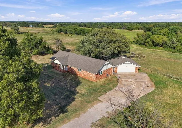 Photo 3 of Single family home for sale at 14031 N County Rd 3010, Lindsay, OK 73052 | MLS# 1248321 | Listing updated on 2026-09-18