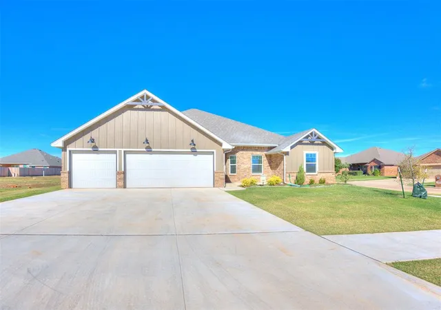 Photo 1 of Sale Pending at 2917 Kingswood Dr, Norman, OK 73071 | MLS# 1248322 | Listing updated on 2026-10-19