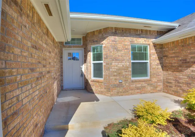 Photo 2 of Sale Pending at 2917 Kingswood Dr, Norman, OK 73071 | MLS# 1248322 | Listing updated on 2026-10-19