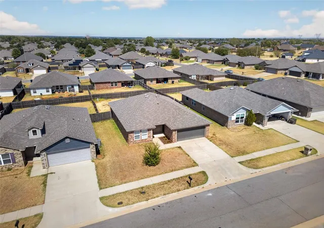 Photo 3 of Sale Pending at 11009 NW 99th Street, Yukon, OK 73099 | MLS# 1248461 | Listing updated on 2026-09-22