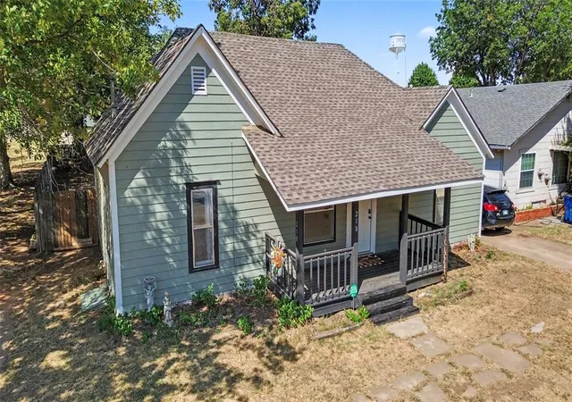Single family home for sale at 218 W Adams St, Crescent, OK 73028 | MLS# 1248546