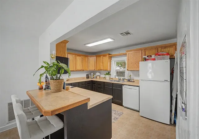 Photo 3 of Single family home for sale at 218 W Adams St, Crescent, OK 73028 | MLS# 1248546 | Listing updated on 2026-09-22