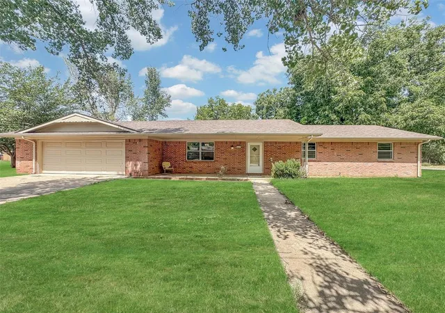 Photo 1 of Single family home for sale at 117 E 4th Street, Erick, OK 73645 | MLS# 1248550 | Listing updated on 2026-09-22