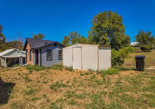 Photo 3 of Single family home for sale at 409 Fir St, Wellston, OK 74881 | MLS# 1248569 | Listing updated on 2026-09-22