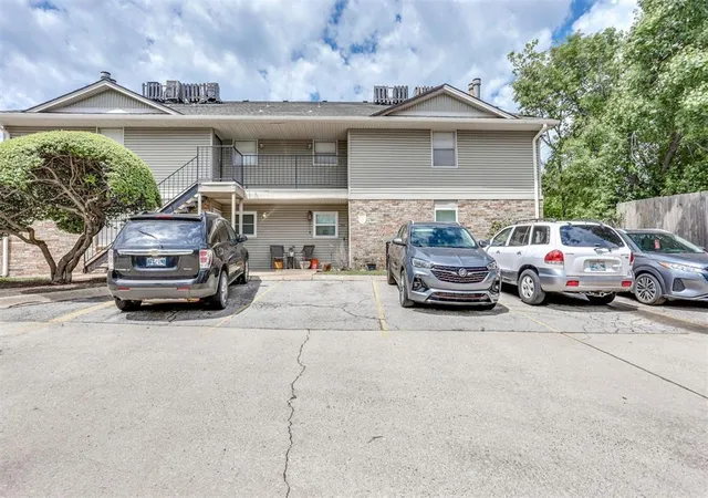 Listing Photo 2 - Condo for sale in building located at 6732 N Meridian Ave, Oklahoma, OK 73116