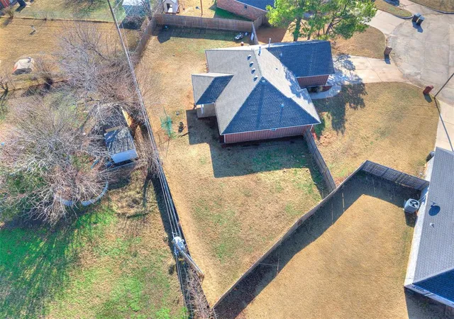 Photo 4 of Single family home for sale at 712 Wall Cir, Moore, OK 73160 | MLS# 1248603 | Listing updated on 2026-10-20