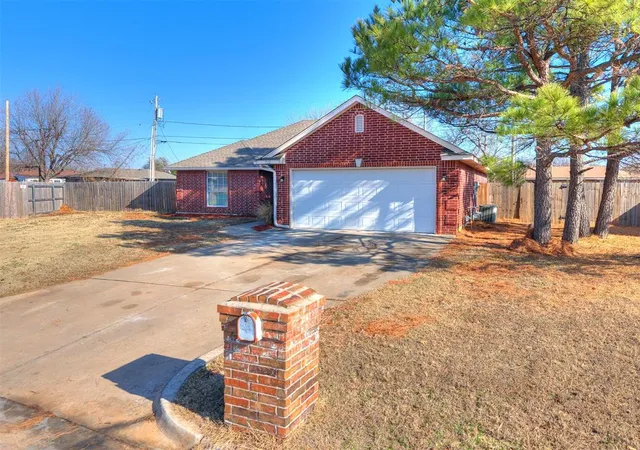 Single family home for sale at 712 Wall Cir, Moore, OK 73160 | MLS# 1248603
