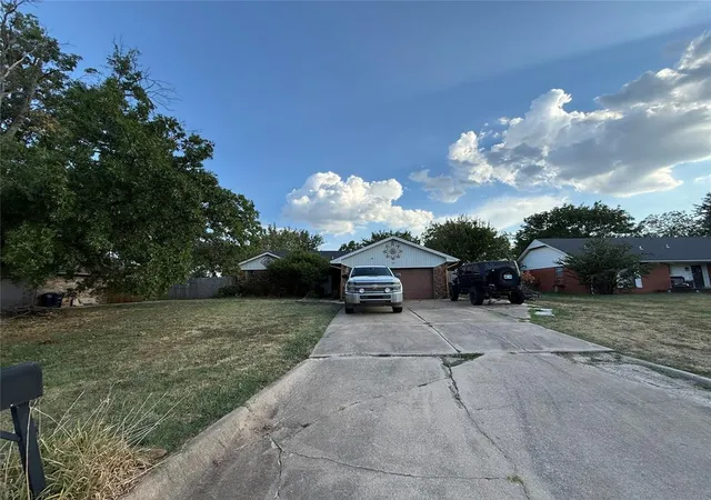 Photo 4 of Sale Pending at 17 Oak Hl Rd, Shawnee, OK 74804 | MLS# 1248646 | Listing updated on 2026-09-13