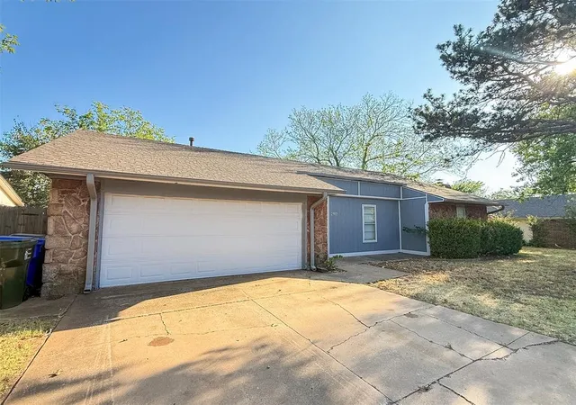 Photo 2 of Single family home for sale at 2112 Oakvista Cir, Norman, OK 73071 | MLS# 1248675 | Listing updated on 2026-10-19