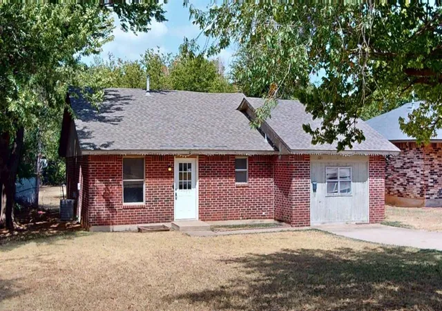 Photo 1 of Sale Pending at 121 W Clegern Ave, Edmond, OK 73003 | MLS# 1248724 | Listing updated on 2026-09-22
