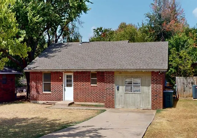 Photo 2 of Sale Pending at 121 W Clegern Ave, Edmond, OK 73003 | MLS# 1248724 | Listing updated on 2026-09-22