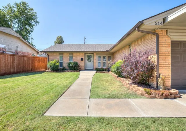 Photo 3 of Single family home for sale at 214 Tanglewood Dr, Yukon, OK 73099 | MLS# 1248751 | Listing updated on 2026-09-15