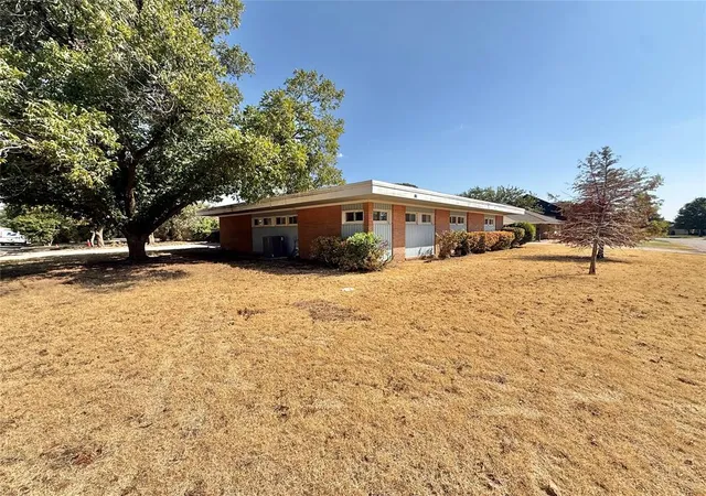 Photo 1 of Single family home for sale at 401 Lakeside Dr, Altus, OK 73521 | MLS# 1248773 | Listing updated on 2026-09-12
