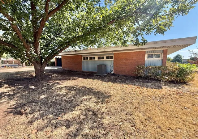 Photo 2 of Single family home for sale at 401 Lakeside Dr, Altus, OK 73521 | MLS# 1248773 | Listing updated on 2026-09-12