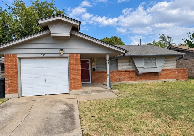 Photo 2 of Single family home for sale at 935 Sw 2nd Street, Moore, OK 73160 | MLS# 1248869 | Listing updated on 2026-09-13