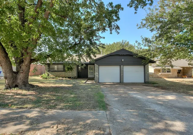 Photo 3 of Sale Pending at 1414 Princeton Cir, Norman, OK 73071 | MLS# 1248917 | Listing updated on 2026-09-19