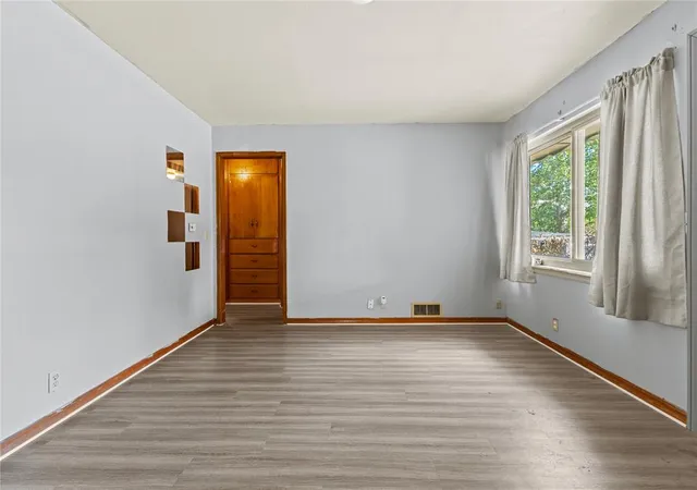 Photo 4 of Single family home for sale at 1409 Littell Ave, Clinton, OK 73601 | MLS# 1248969 | Listing updated on 2026-10-07