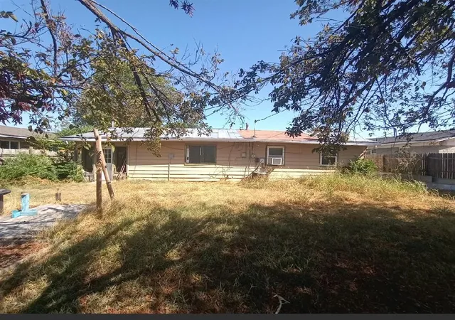 Photo 3 of Single family home for sale at 422 NW Woodridge St, Lawton, OK 73507 | MLS# 1248971 | Listing updated on 2026-10-16