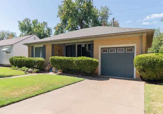 Photo 2 of Sale Pending at 725 N Ash, Pauls Valley, OK 73075 | MLS# 1249008 | Listing updated on 2026-09-25