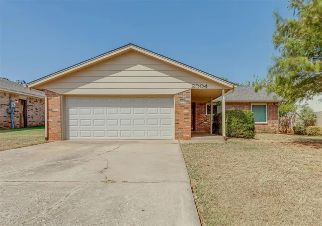 Photo 2 of Single family home for sale at 2004 Oak Forest Dr, Norman, OK 73071 | MLS# 1249026 | Listing updated on 2026-09-18