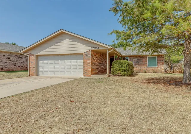 Photo 3 of Single family home for sale at 2004 Oak Forest Dr, Norman, OK 73071 | MLS# 1249026 | Listing updated on 2026-09-18