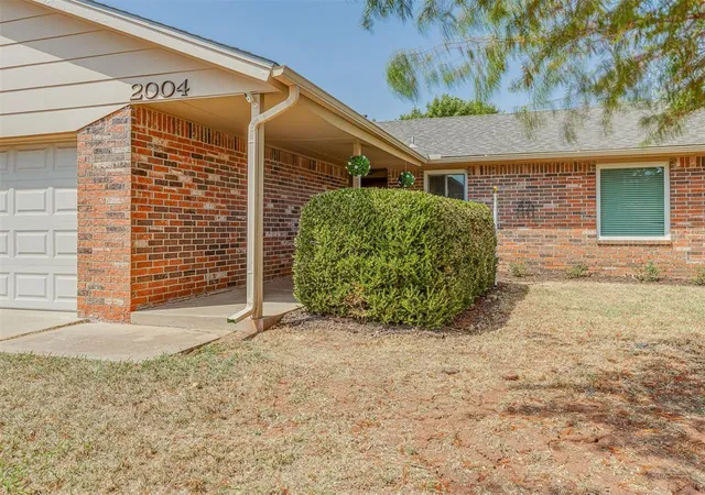 Photo 3 of Single family home for sale at 2004 Oak Forest Dr, Norman, OK 73071 | MLS# 1249026 | Listing updated on 2026-09-18