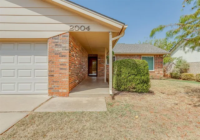 Photo 4 of Single family home for sale at 2004 Oak Forest Dr, Norman, OK 73071 | MLS# 1249026 | Listing updated on 2026-09-18