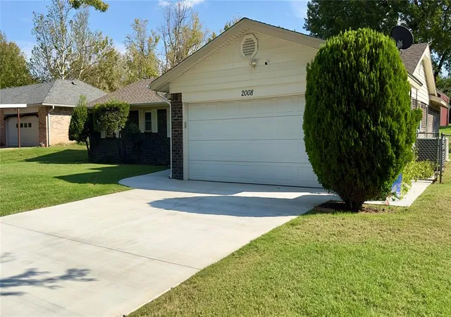 Photo 3 of Single family home for sale at 2008 W Cedar Ridge Dr, Mustang, OK 73064 | MLS# 1249075 | Listing updated on 2026-09-16