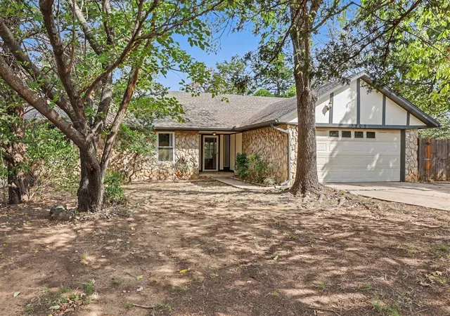 Photo 1 of Sale Pending at 3905 Green Oaks Way, Edmond, OK 73034 | MLS# 1249083 | Listing updated on 2026-10-04