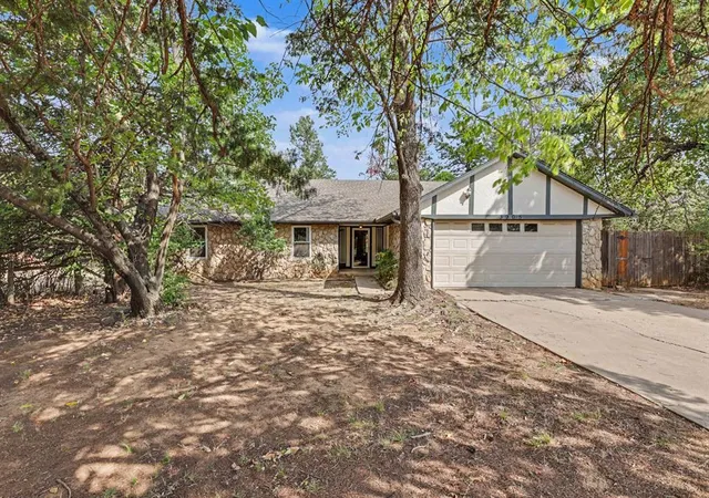 Photo 2 of Sale Pending at 3905 Green Oaks Way, Edmond, OK 73034 | MLS# 1249083 | Listing updated on 2026-10-04