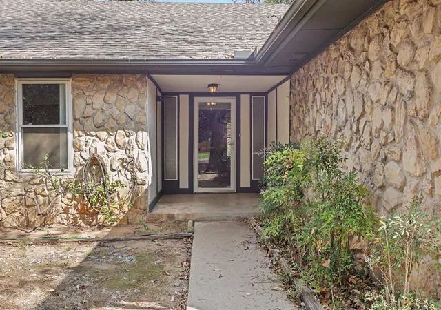 Photo 3 of Sale Pending at 3905 Green Oaks Way, Edmond, OK 73034 | MLS# 1249083 | Listing updated on 2026-10-04